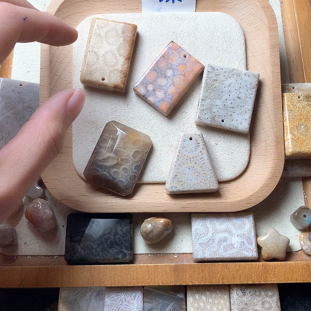 硅化珊瑚（珊瑚玉）颈饰未镶嵌柚*灯