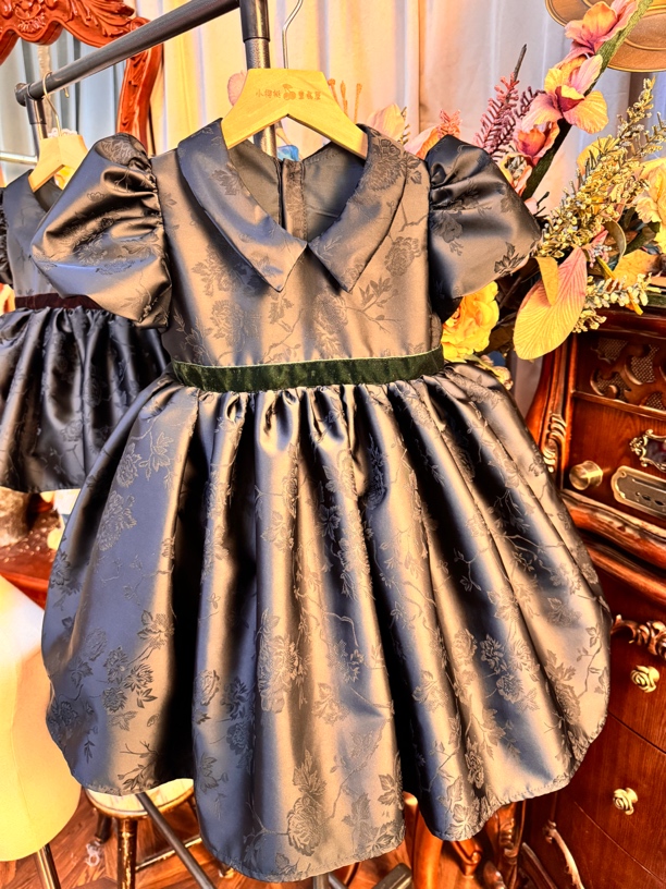 黑色公主裙（绿色腰带）