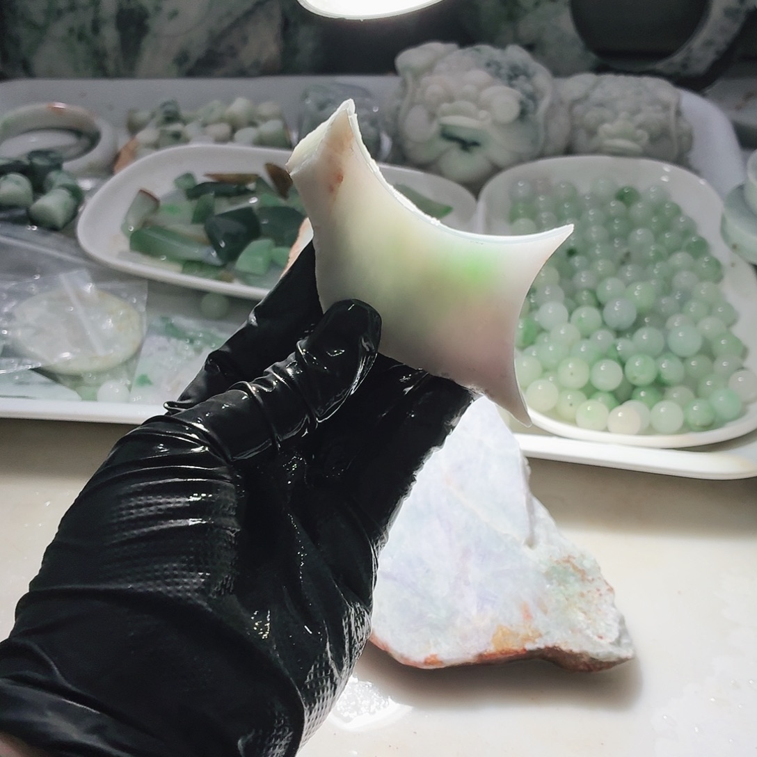 翡翠未镶嵌颈饰边角料