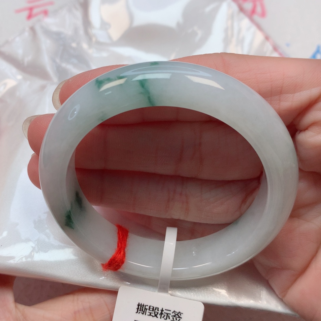 翡翠手镯未镶嵌50.6圈 白底飘绿花