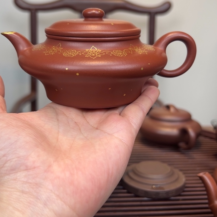 紫砂茶壶虚扁装饰红皮龙