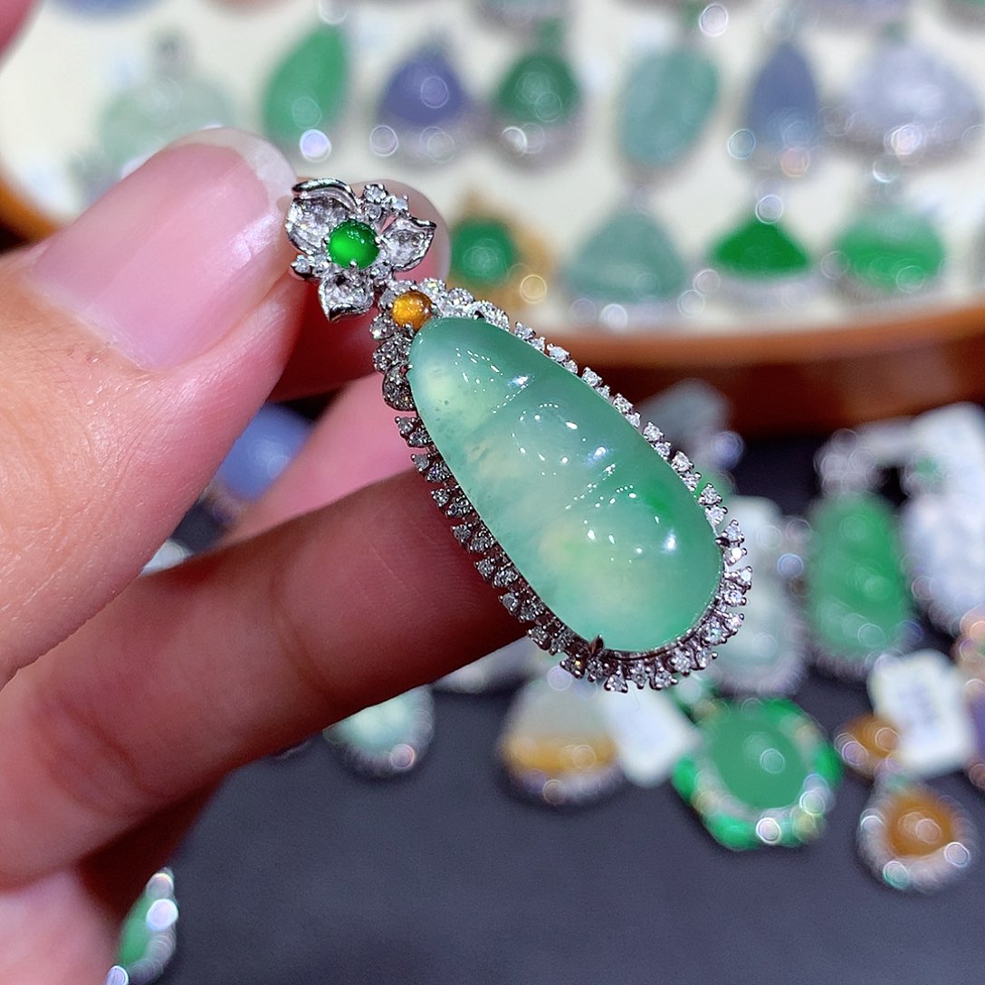 翡翠吊坠(不含链)18K金镶嵌