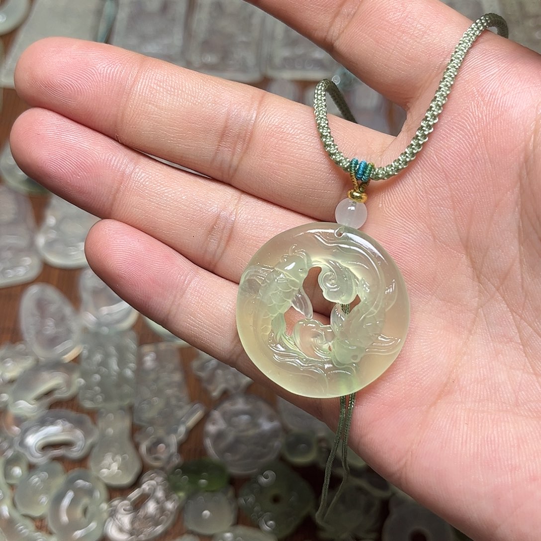 岫玉未镶嵌颈饰吊坠