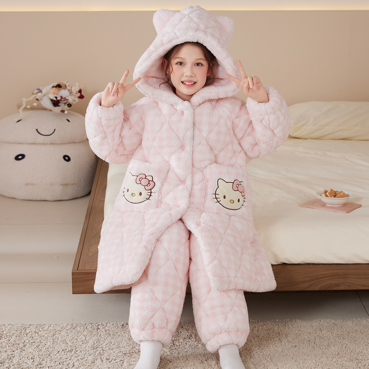 YUZHAOLIN/俞兆林可爱简约款珊瑚绒三层夹棉女童连帽睡袍外穿套装