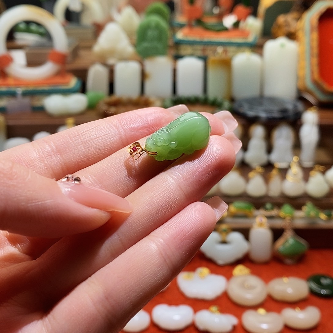 和田玉吊坠(不含链)18K金镶嵌