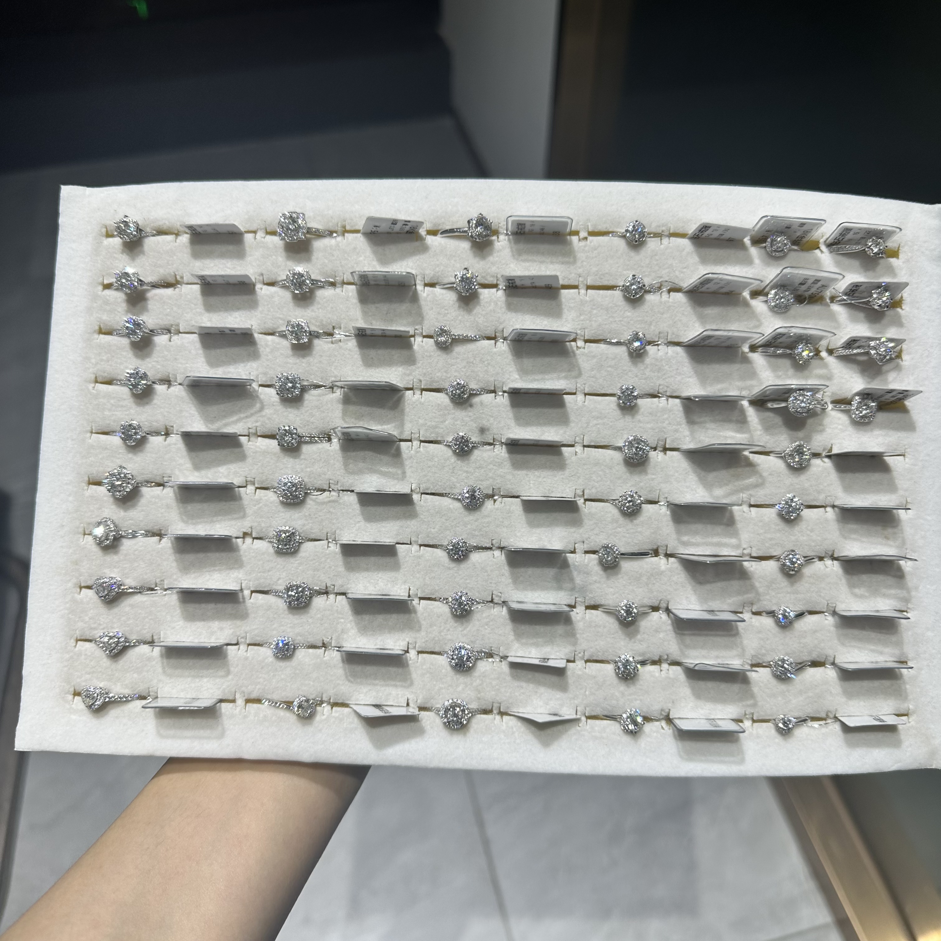 30分围镶款天然钻石戒指