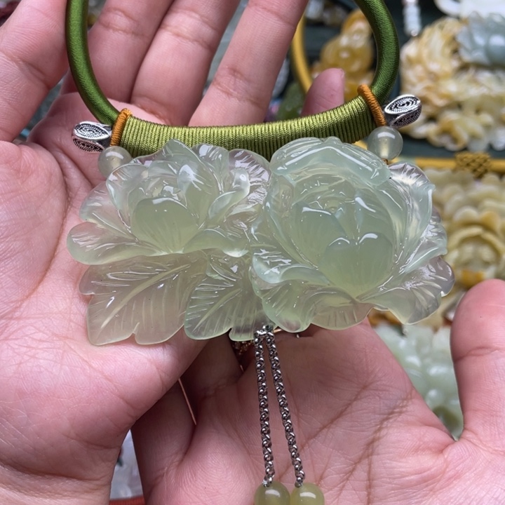 蛇纹石玉吊坠合金