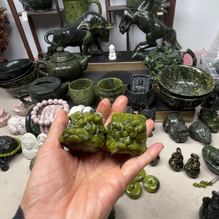 蛇纹石玉未镶嵌刮板黄翠醒狮