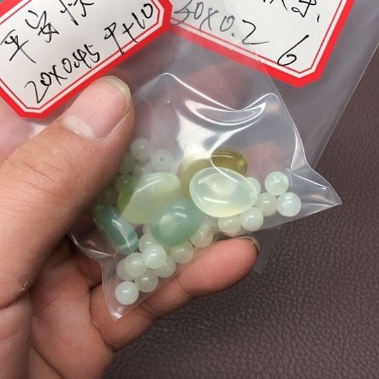 蛇纹石玉颈饰合金平**乐