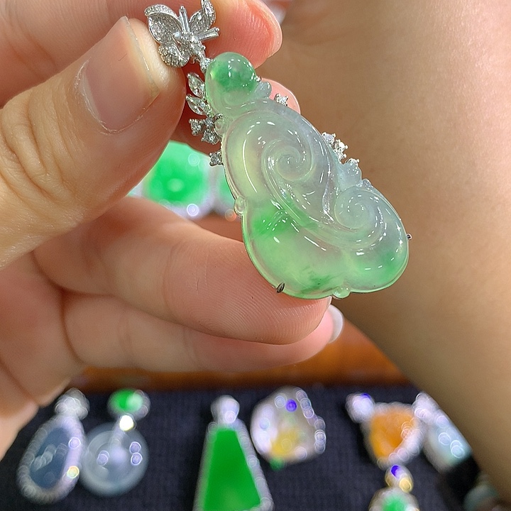 翡翠18K金镶嵌颈饰如意