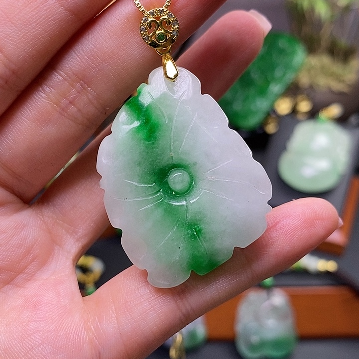 翡翠未镶嵌吊坠(赠链)