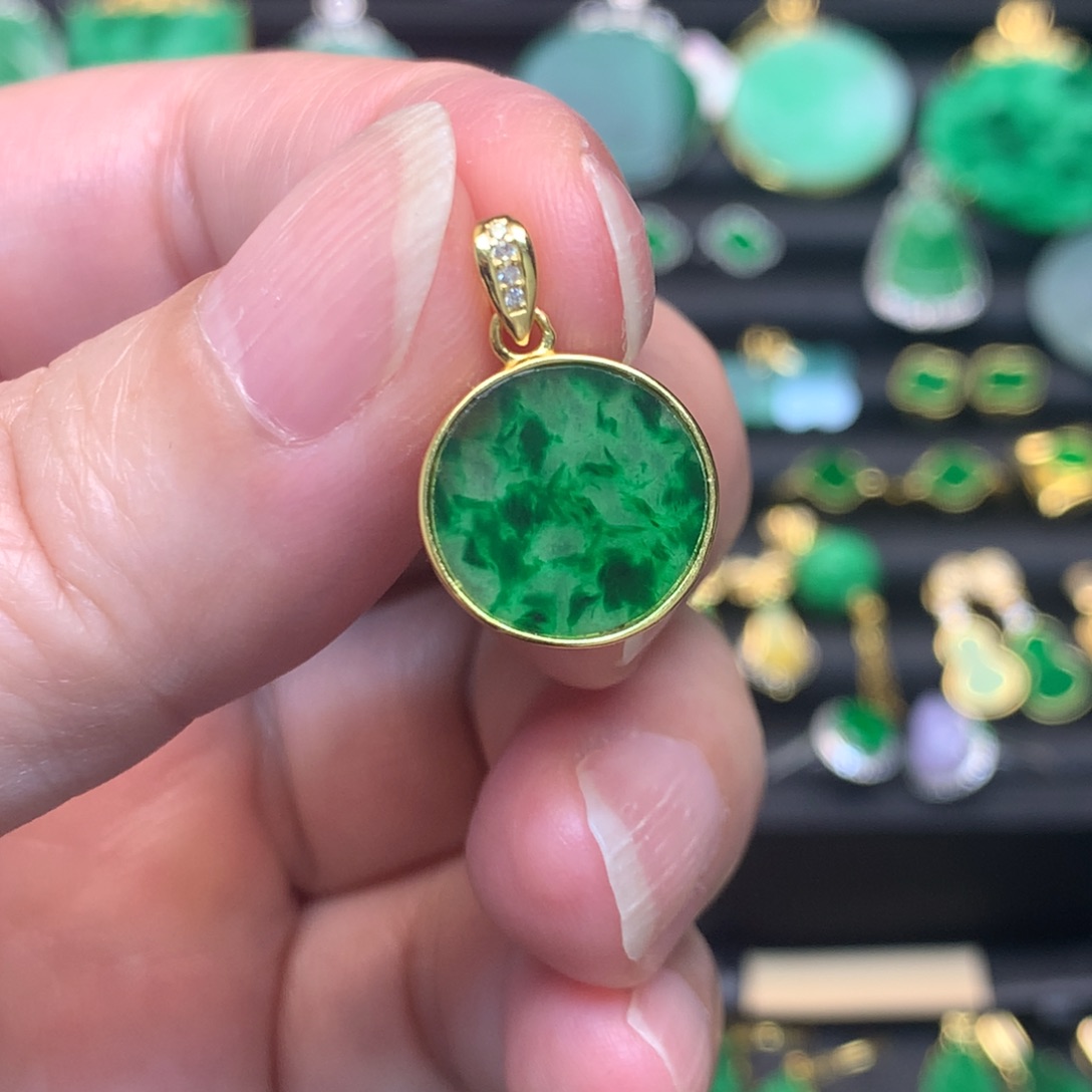 翡翠未镶嵌颈饰有纹