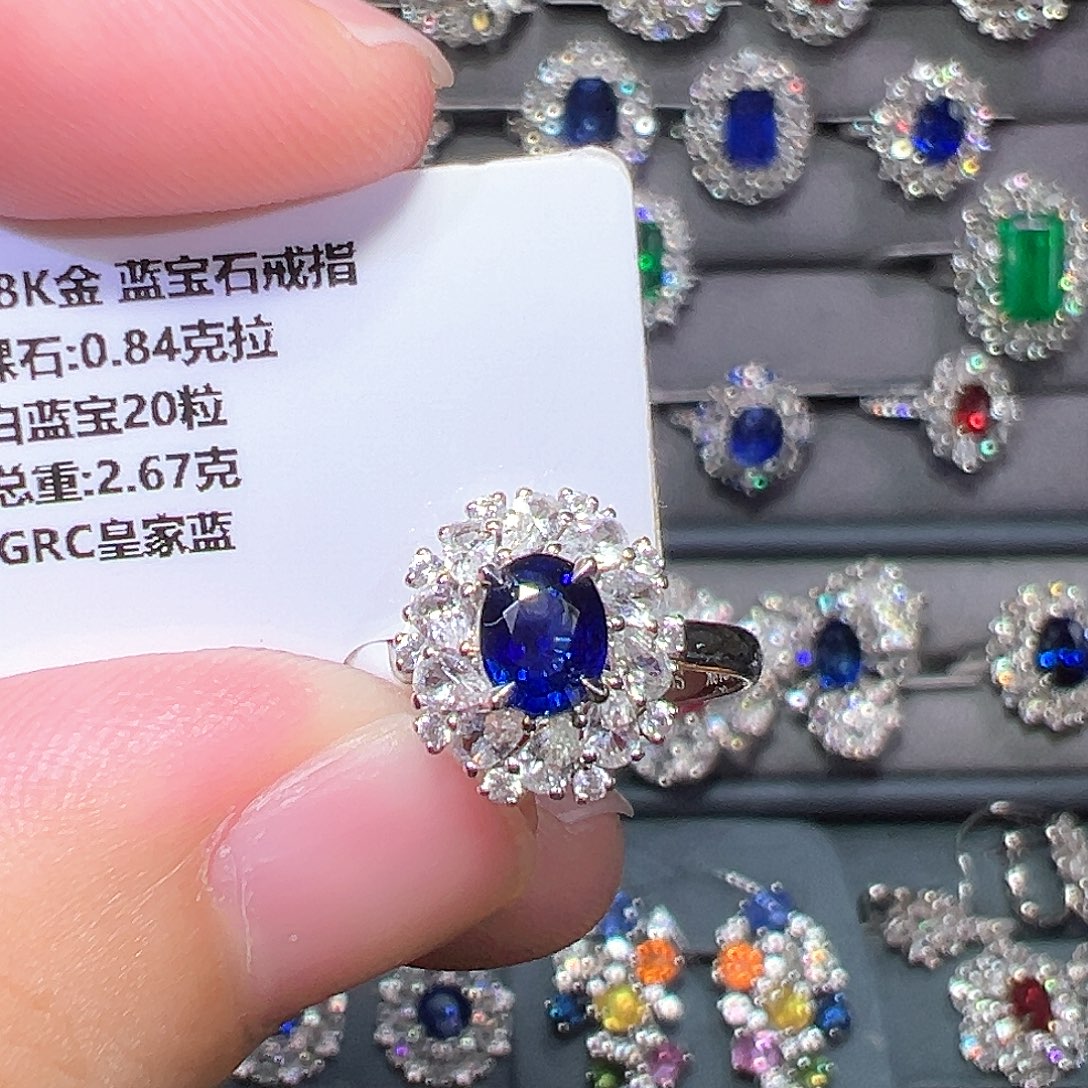 18K金镶嵌蓝宝石戒指