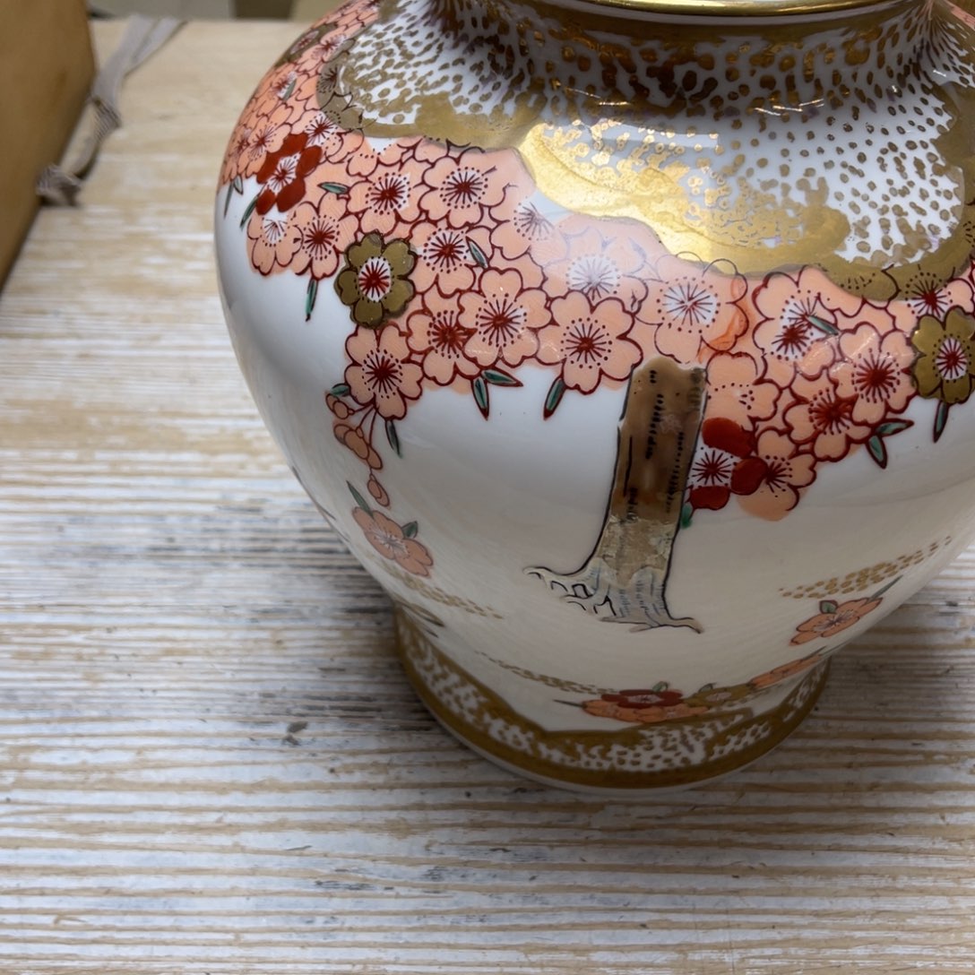 瓷片旧*堂密密麻麻地写在书