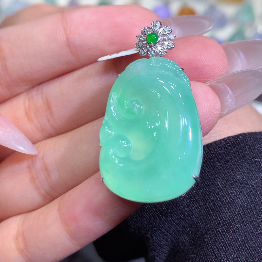 翡翠吊坠(赠链)18K金镶嵌