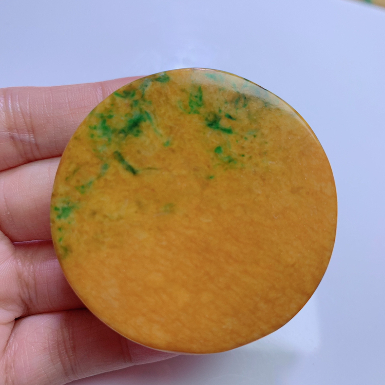 天然翡翠黄加绿无事牌厚装吊坠一件