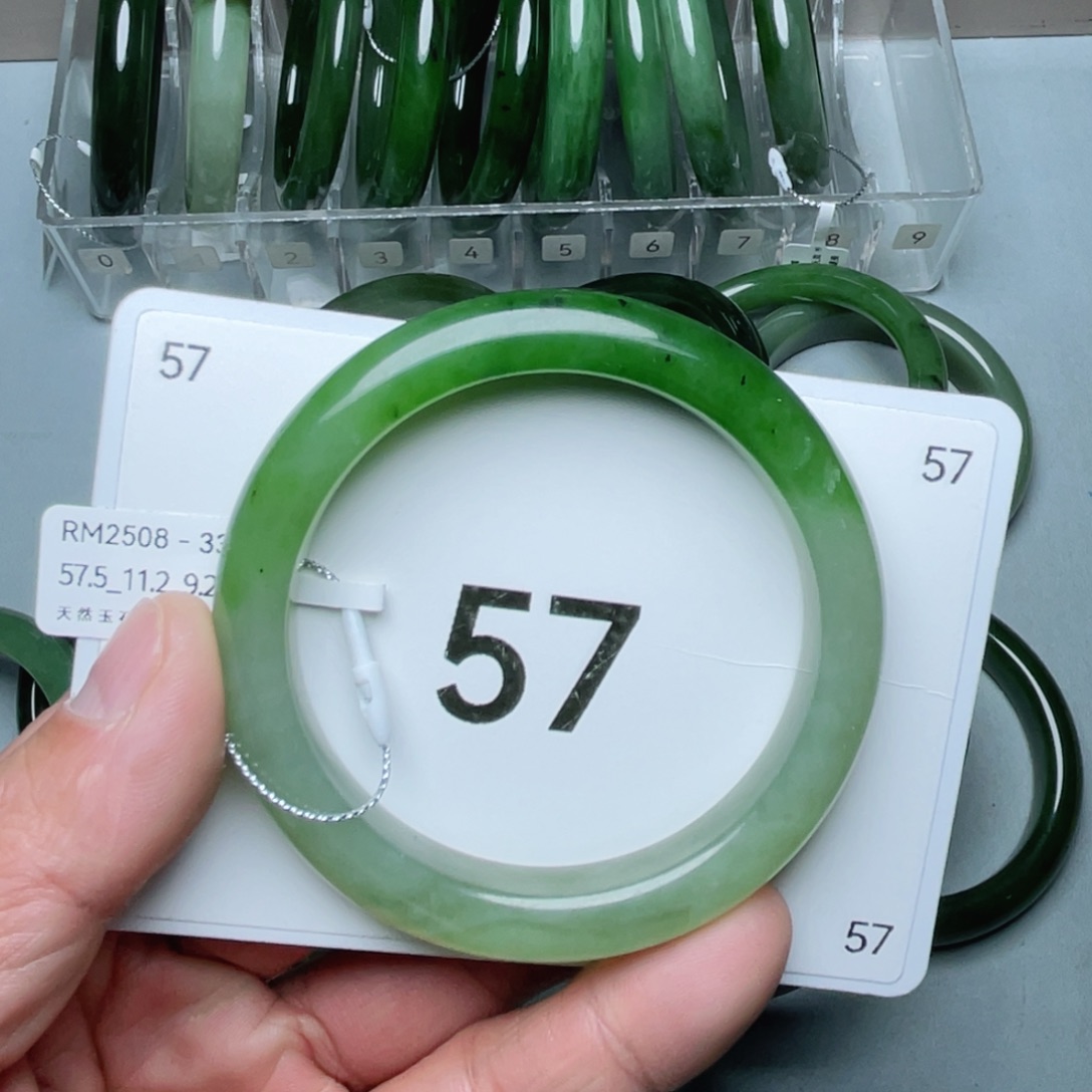 夏***报和田玉未镶嵌手镯