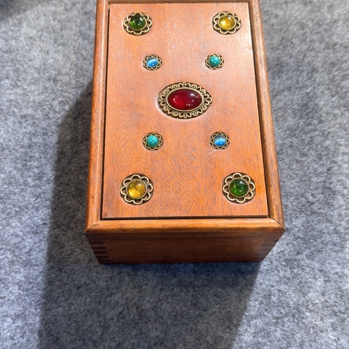 贡木抽拉盒精精的