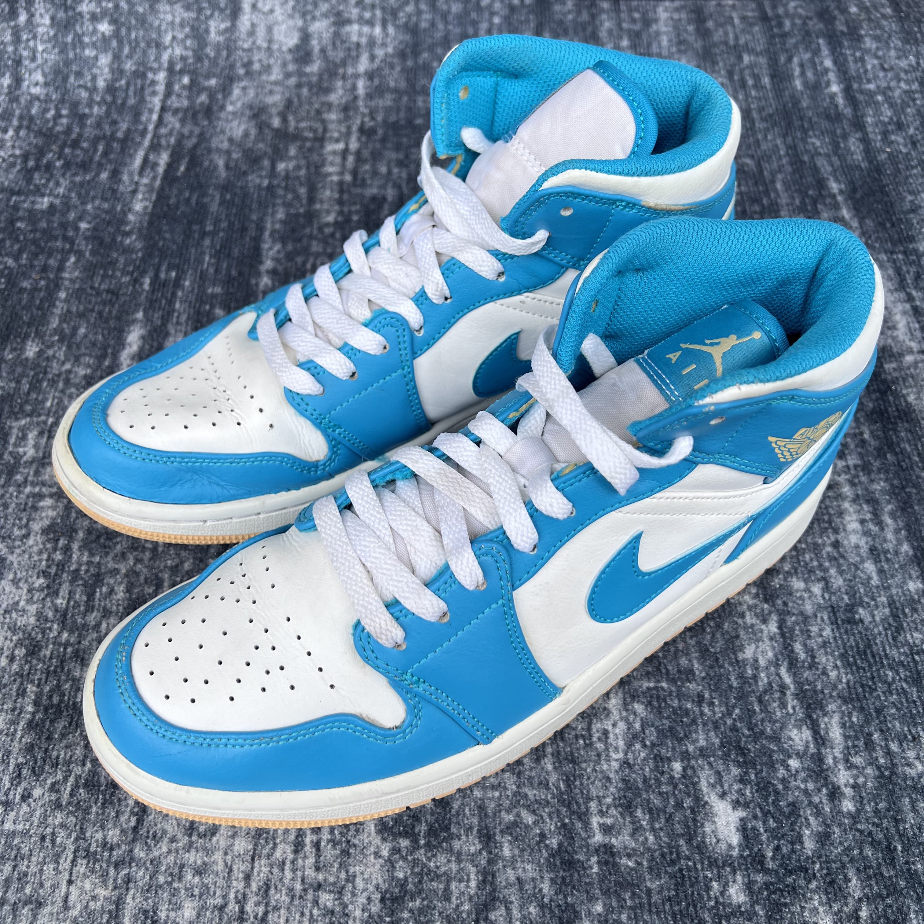 90新 MM6 42码 aj1mid 白蓝 无原盒 鞋底磨损小  有补胶 痕迹