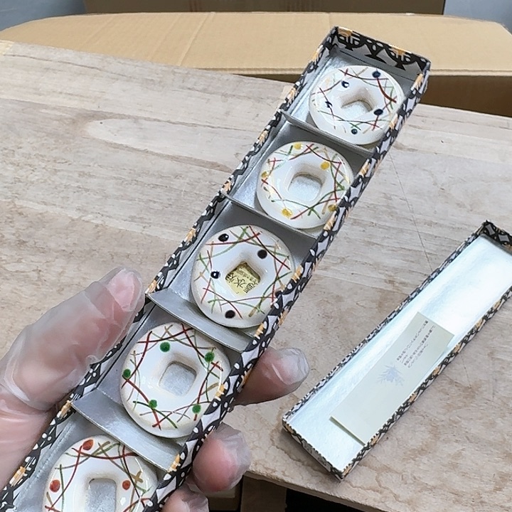 瓷片吉*人瓷器。                 