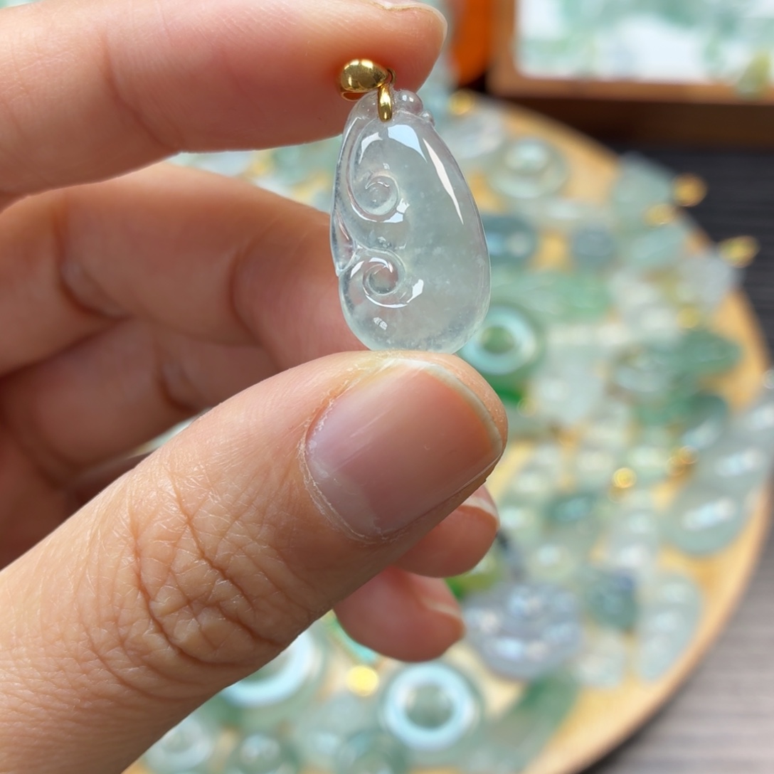 翡翠18K金镶嵌颈饰如意