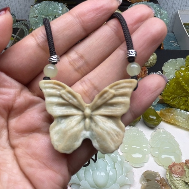 蛇纹石玉未镶嵌颈饰