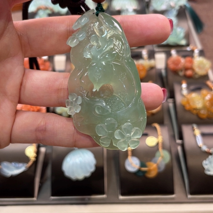 蛇纹石玉颈饰未镶嵌