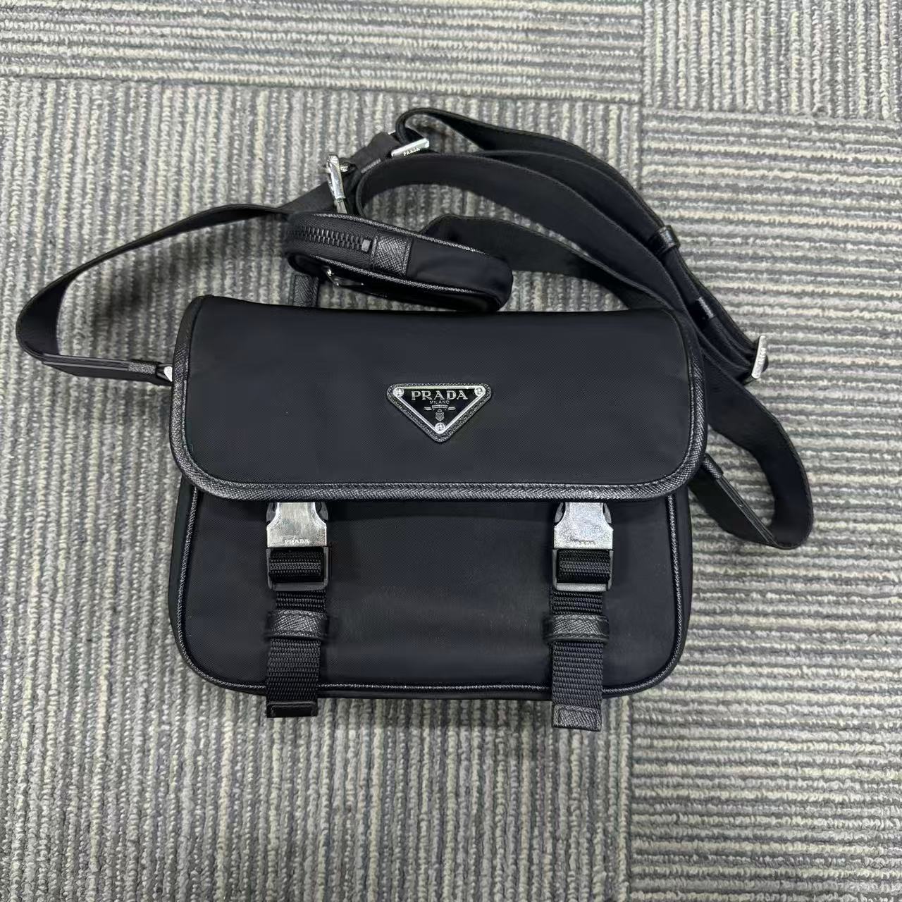 未使用 Prada/普拉达 全新PRADA普拉达小号双扣斜挎