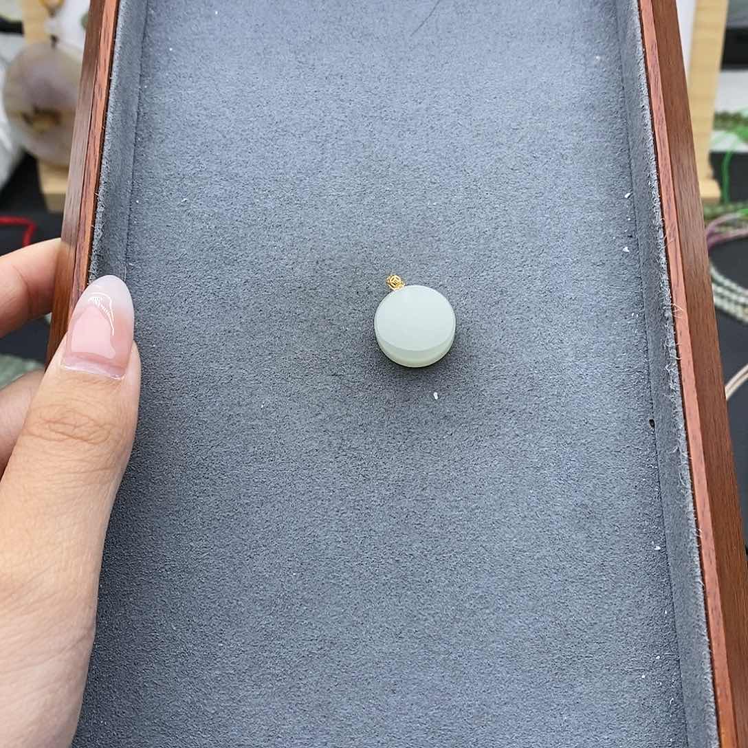 和田玉吊坠(不含链)18K金镶嵌