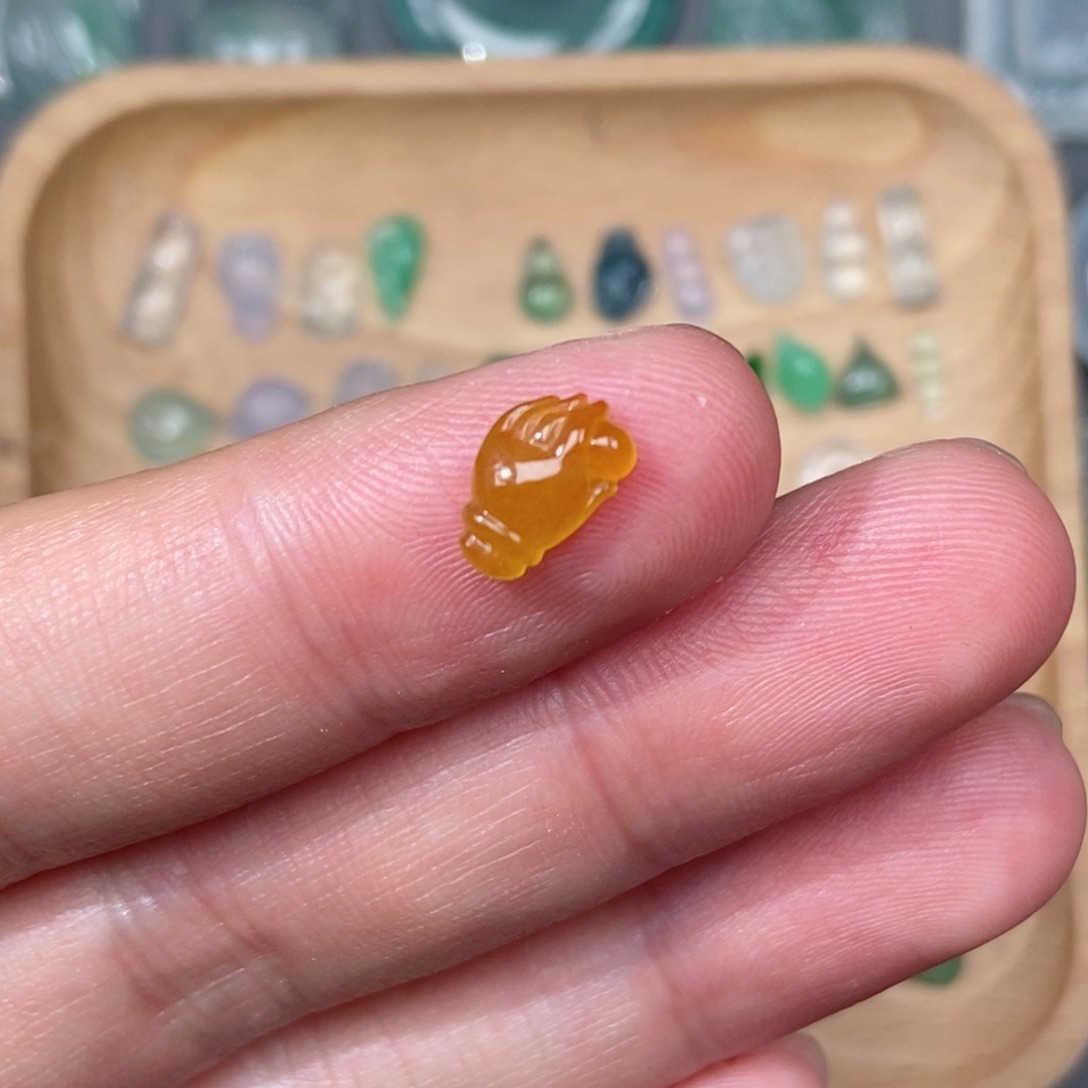 翡翠颈饰未镶嵌掌上明珠