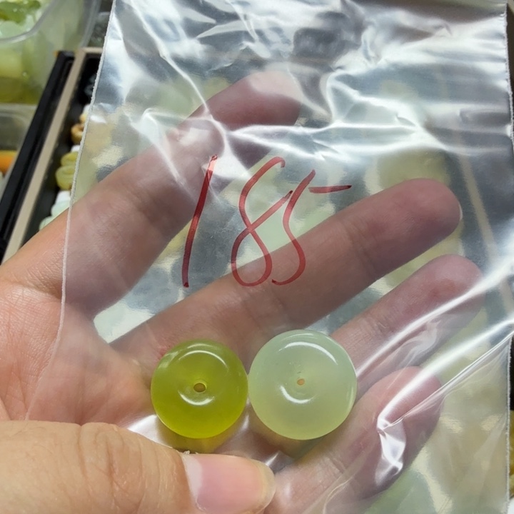 透闪石-蛇纹石玉吊坠未镶嵌