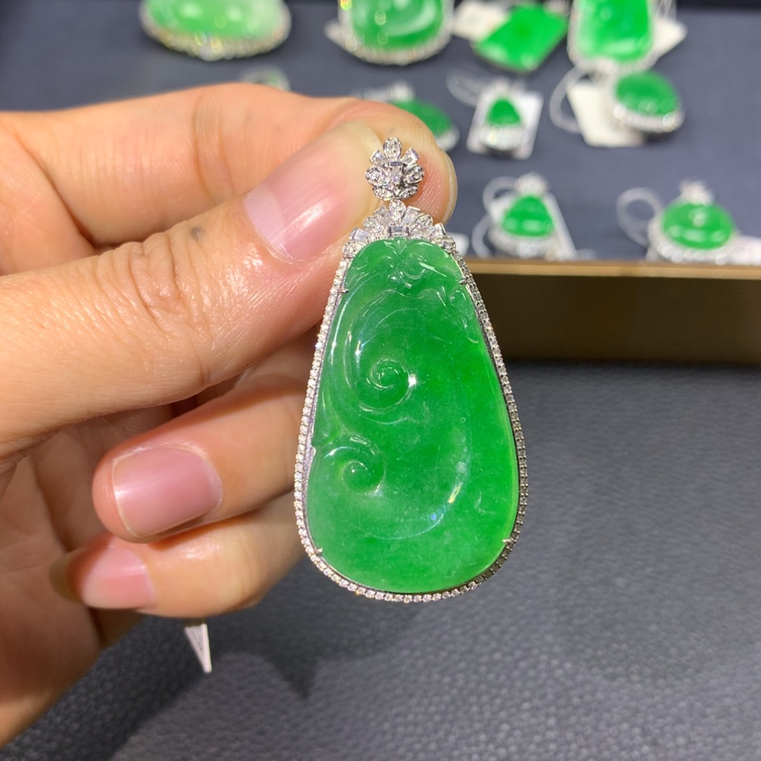 翡翠颈饰18K金镶嵌翡翠