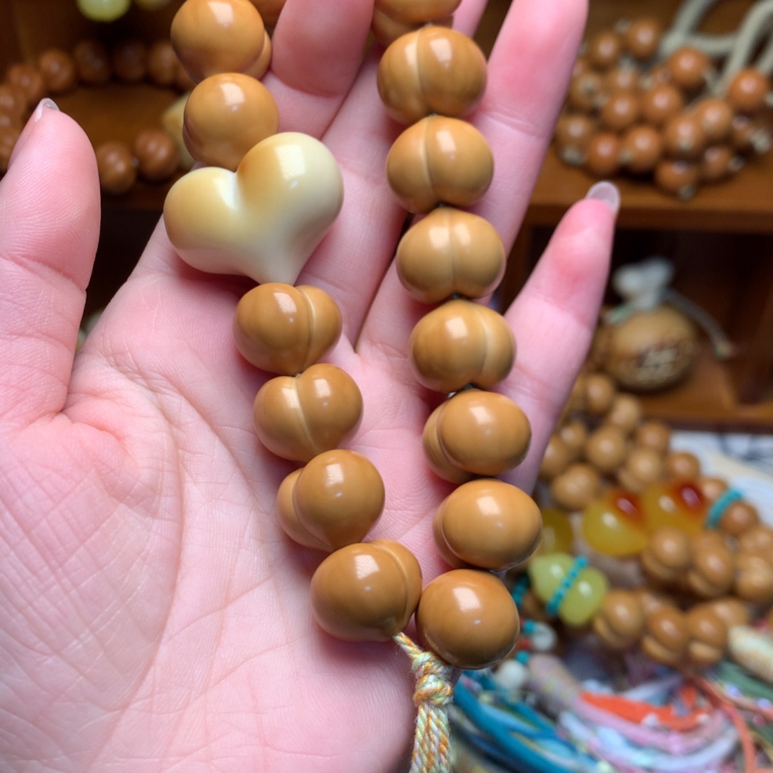 吊坠猴头核桃15高定屁桃手持白爱心