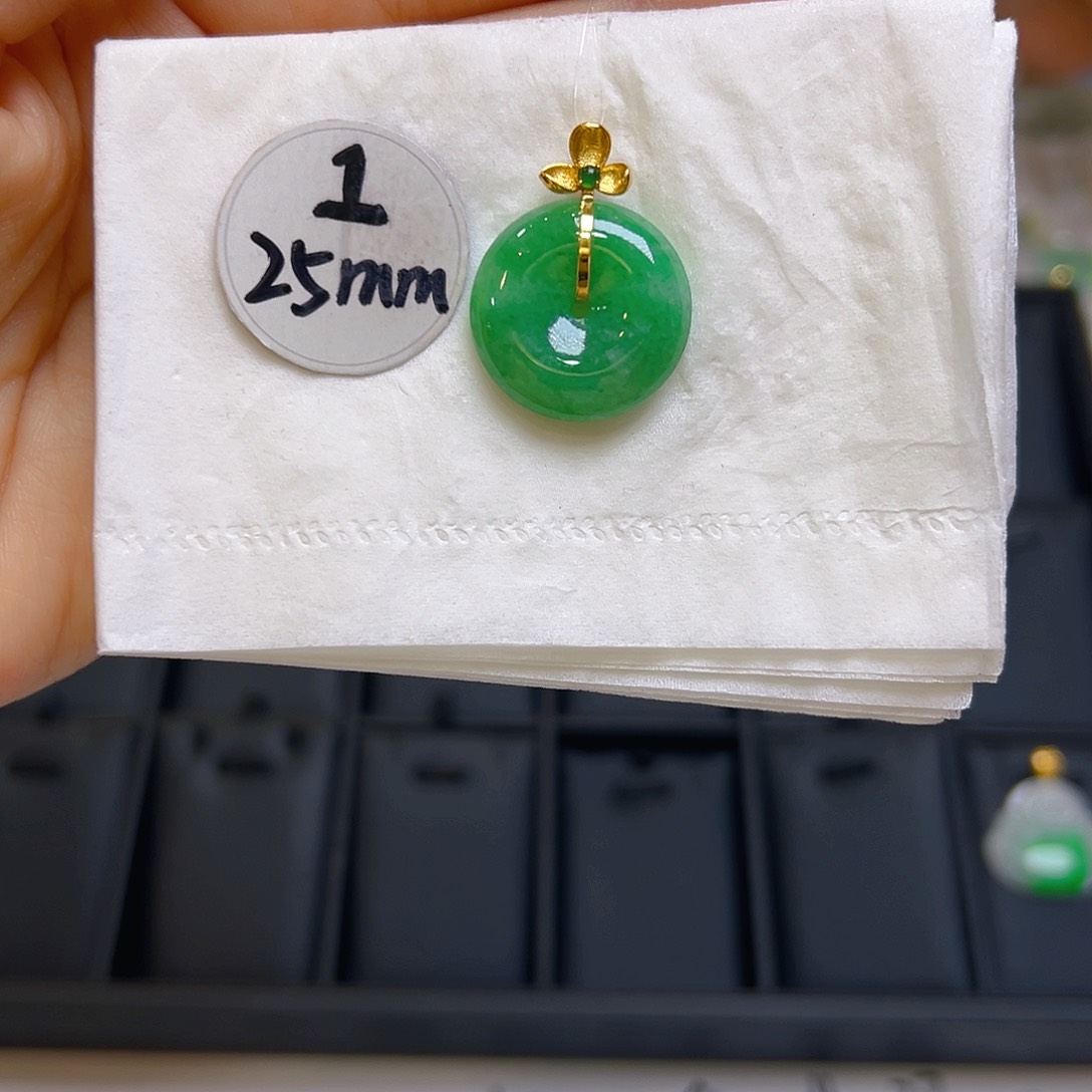 翡翠颈饰18K金镶嵌翡翠