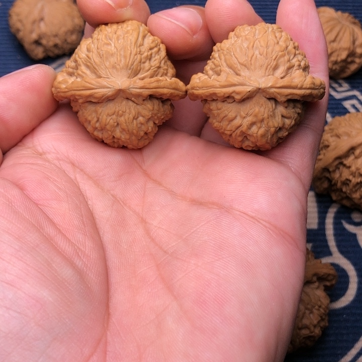 文玩核桃吊坠白狮子