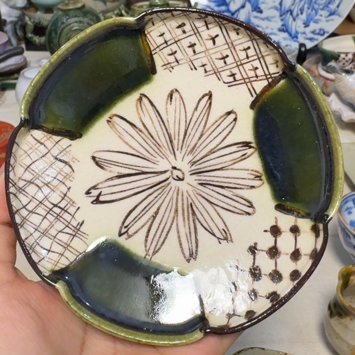 盘子上有一个小洞孔