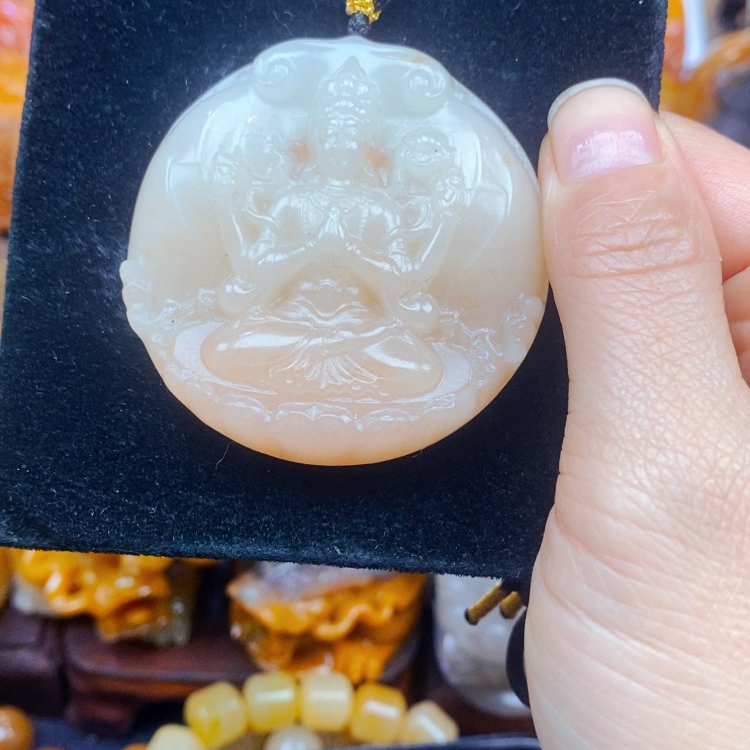 未镶嵌石英质玉（黄龙玉）颈饰