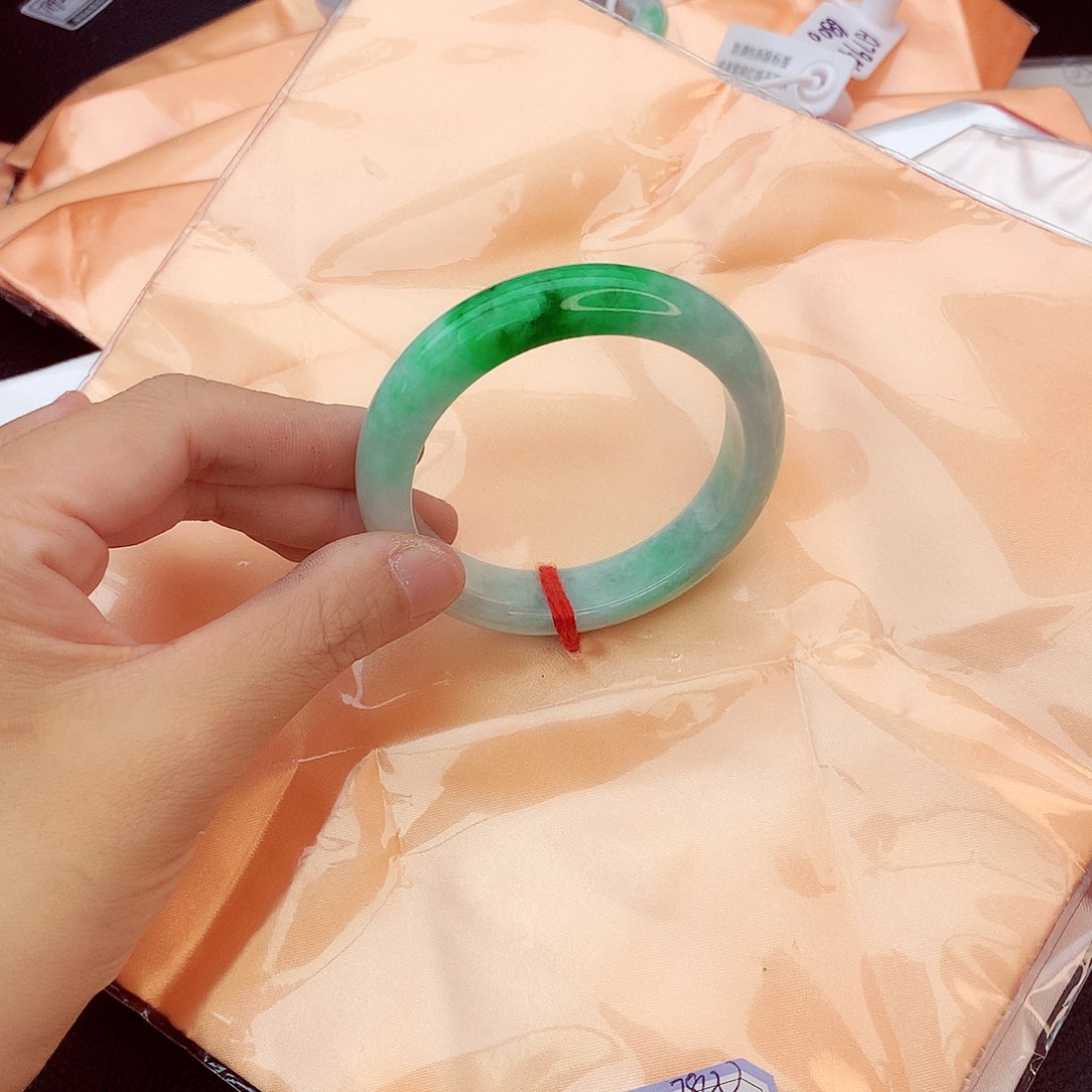 翡翠手镯未镶嵌翡翠