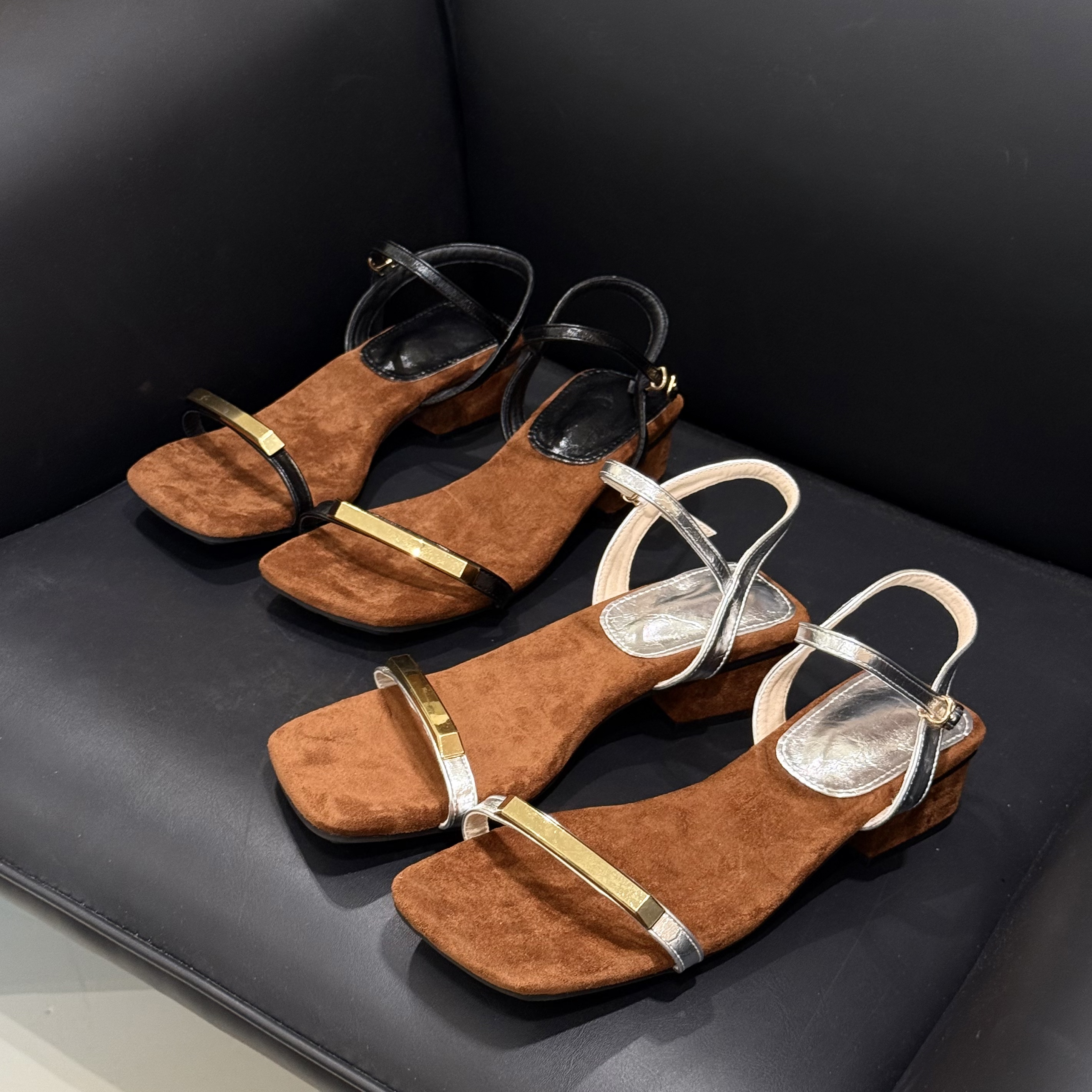 【胖福福大码女鞋】凉鞋女一字带粗跟高级感金属扣露趾方头高跟鞋