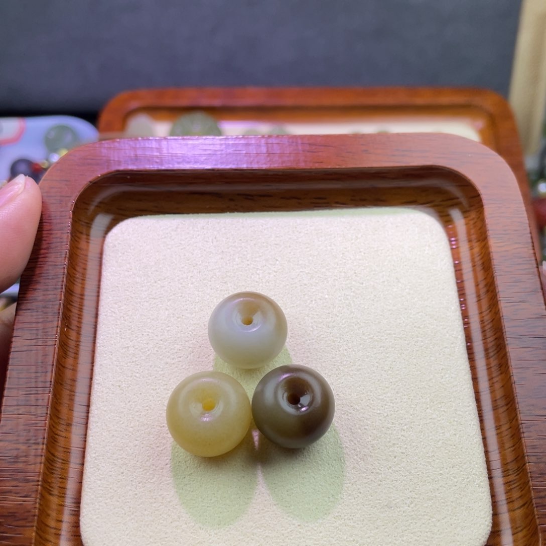 和田玉配饰未镶嵌李****?