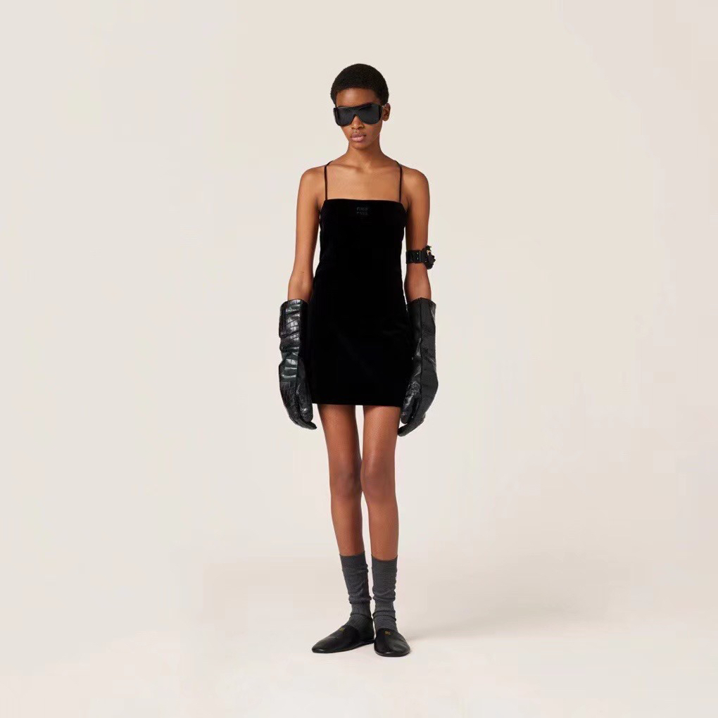 谬丝绒皮带露背聚会小黑裙