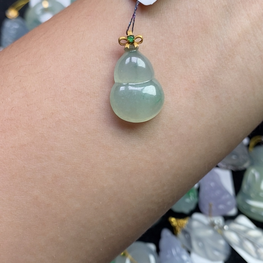 翡翠18K金镶嵌颈饰葫芦