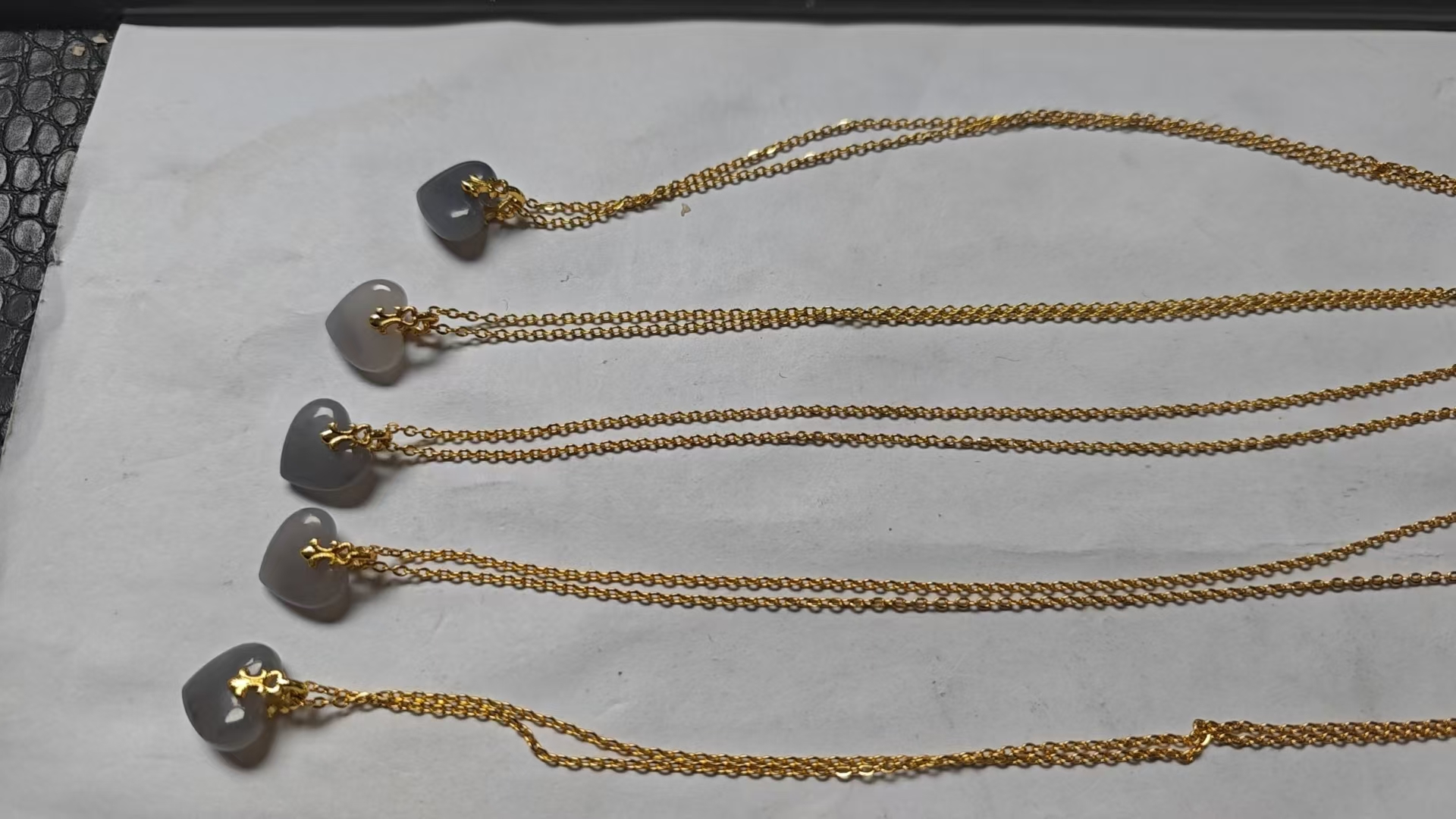 和田玉吊坠12.6*14.5*5.6mm左右多样性发其一C-496