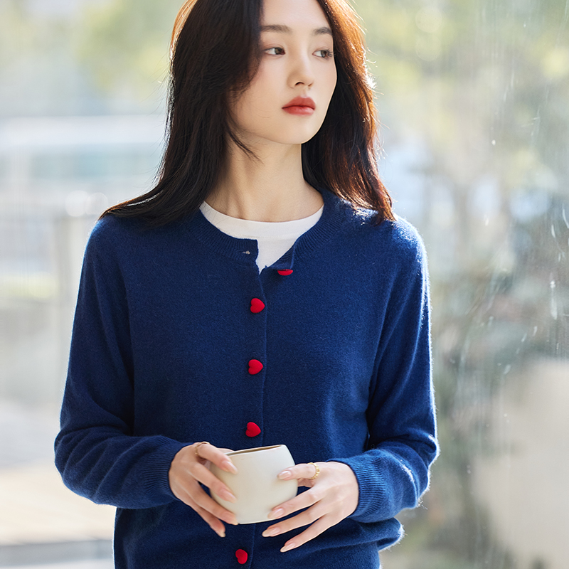 哇哇哇太棒了！秋冬新款圆领爱心扣羊毛开衫女百搭毛衣针织衫