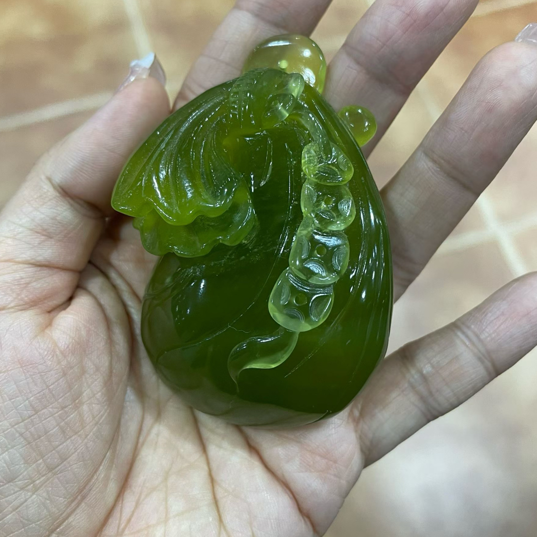 精品岫玉钱袋手把件