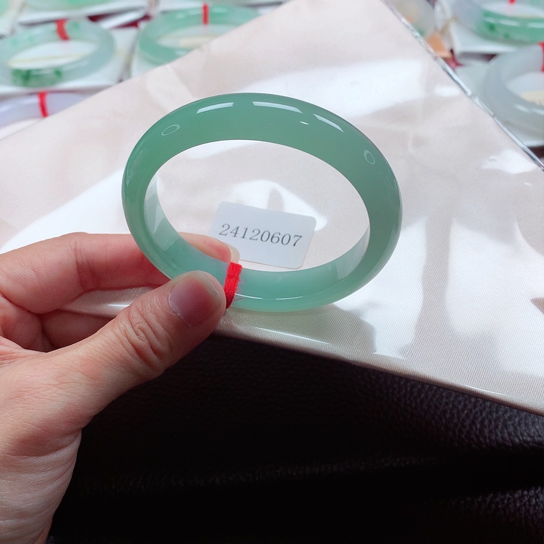 翡翠手镯（贵妃镯）未镶嵌天然A货翡翠手镯