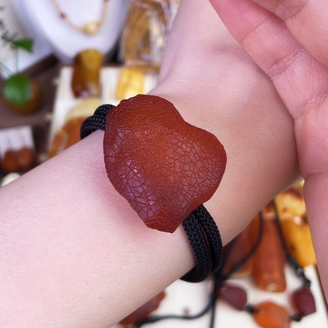 琥珀珠宝奇石未镶嵌。