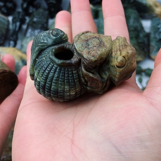 未镶嵌岫岩河磨玉（透闪石质玉）把件