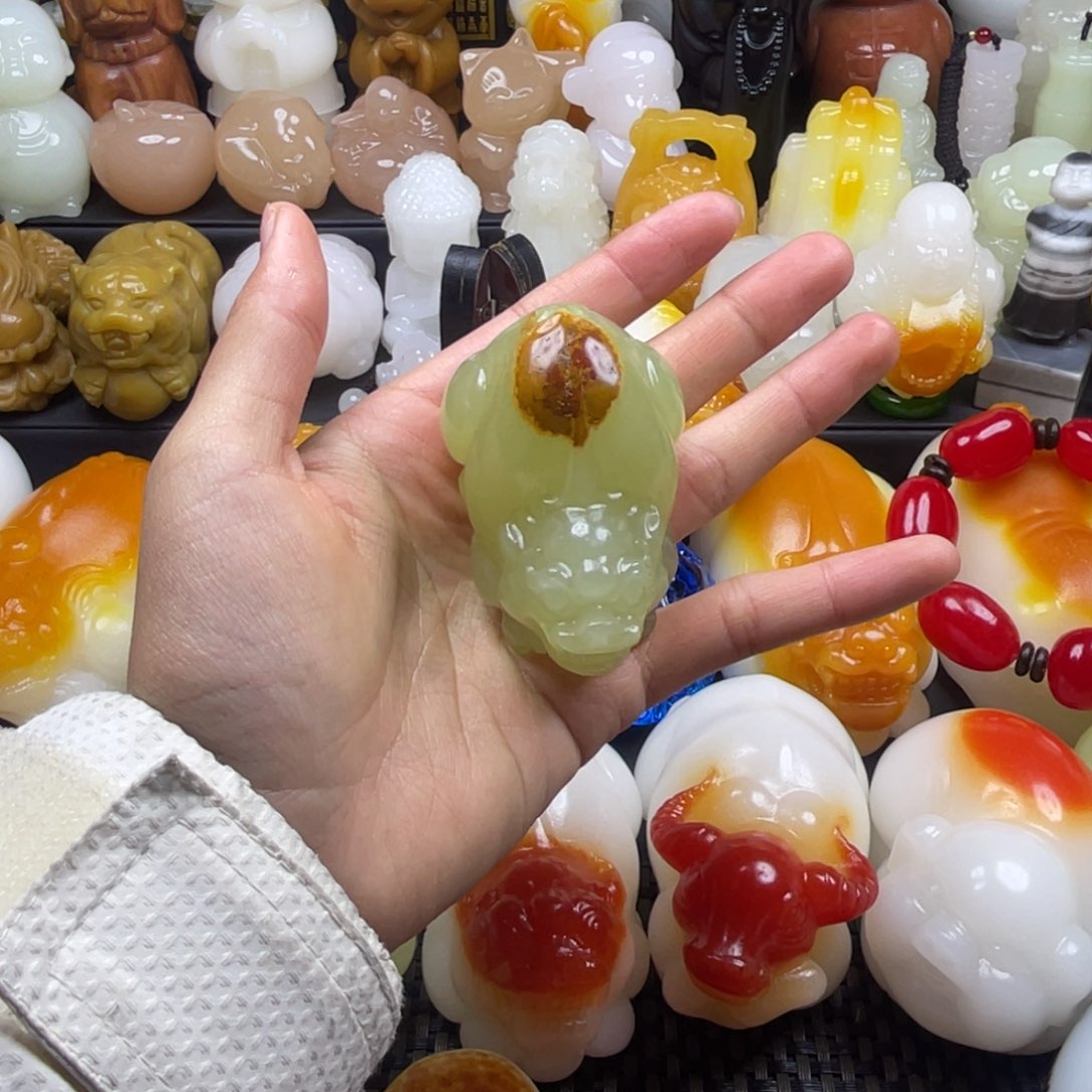 玉石雕刻把件  貔貅