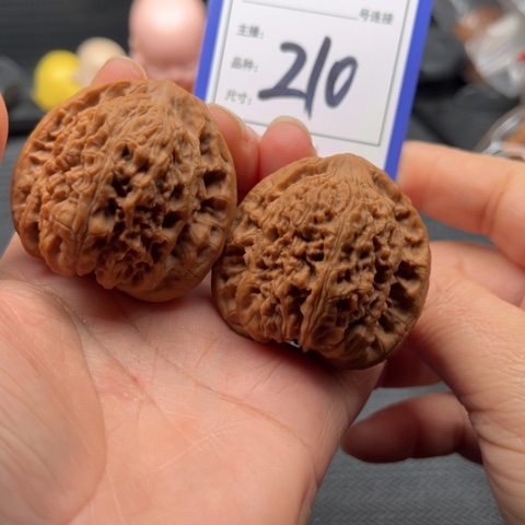 文玩核桃把件42南疆石 210